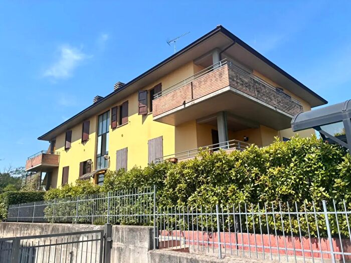 Appartamento con 6 locali in vendita in Via Luigi Umberto Giordana, Medesano