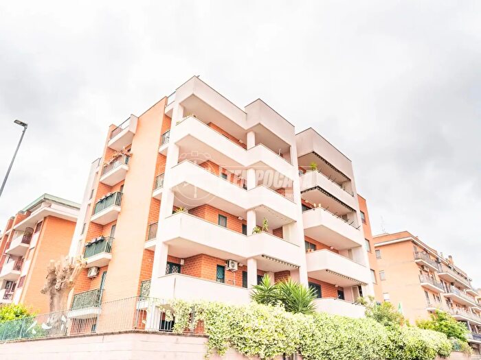 Appartamento quadrilocale in vendita in Via Achille Capizzano, Roma