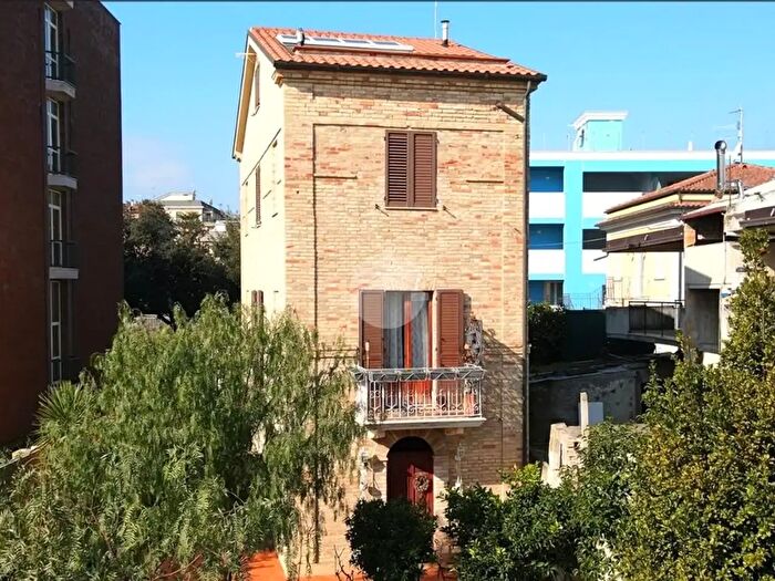 Casa con 7 locali in vendita in Lungomare Alcide De Gasperi, Grottammare