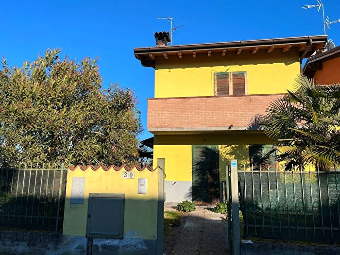 Casa quadrilocale in affitto in Via Bellaria, Lambrinia, Chignolo Po