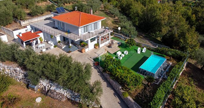 Casa con 8 locali in vendita in Via Gesso Paradiso, Formia