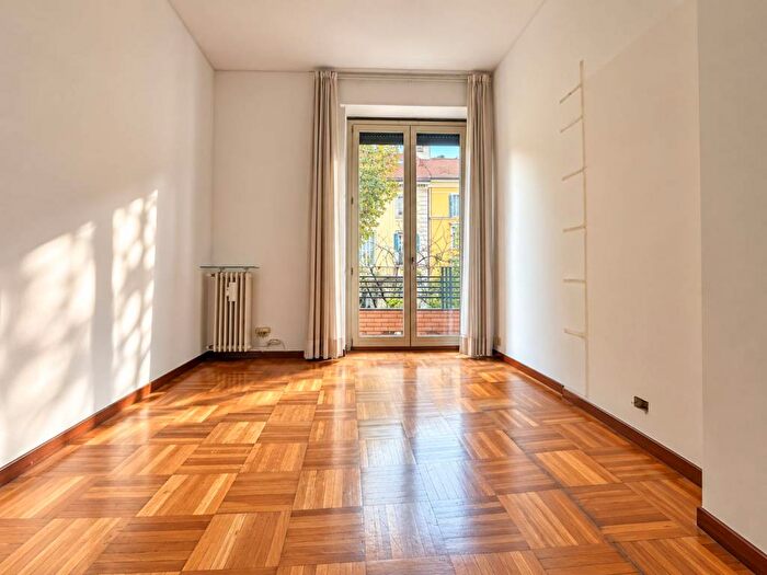 Appartamento trilocale in affitto in Viale Vittorio Veneto, Repubblica, Milano