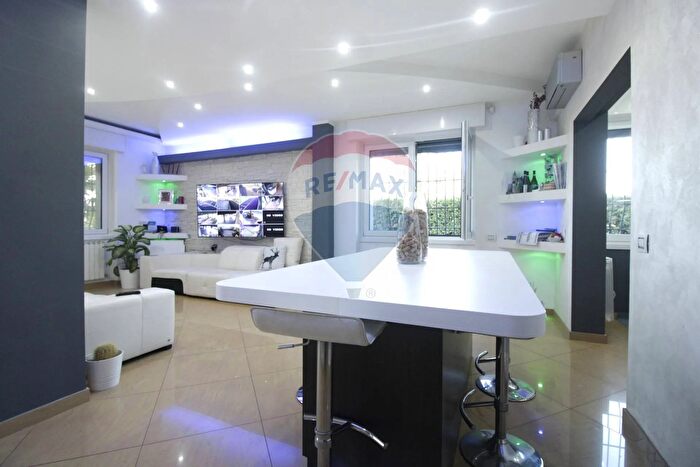 Casa con 7 locali in vendita in Bressana Bottarone