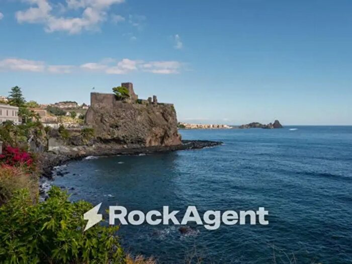 Casa quadrilocale in vendita in Via Vicario Nicolosi, Aci Castello
