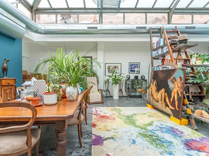 Appartamento trilocale in vendita in Via Arnolfo di Cambio, Milano