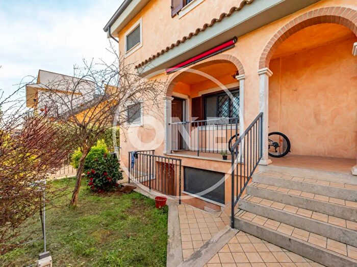 Casa con 5 locali in vendita in Via Controguerra, Roma