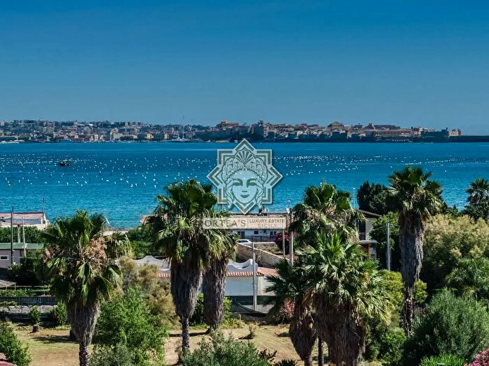 Casa con 19 locali in vendita in Via della Maddalena Snc, Siracusa