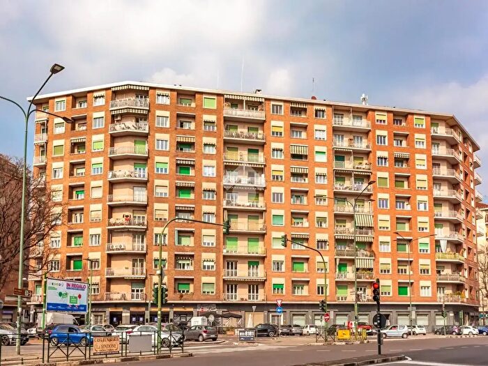 Appartamento trilocale in vendita in Corso Sebastopoli, Torino