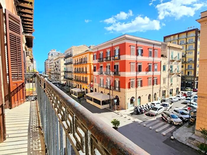 Appartamento con 5 locali in vendita in Via E Amari, Palermo