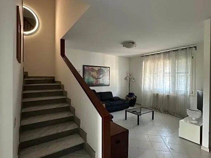 Casa con 6 locali in vendita in Capraia E Limite