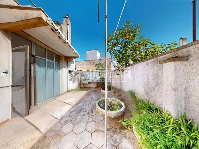 Casa quadrilocale in vendita in Via Madonna, Giuggianello