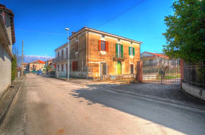 Casa quadrilocale in vendita in Via Campo di Grilli Isola del Liri Frosinone, Isola Del Liri