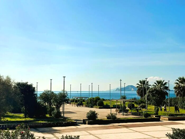 Appartamento trilocale in vendita in Via di Pozzuoli, Napoli