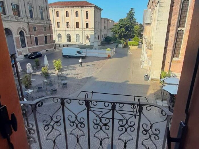 Appartamento trilocale in affitto in Piazza San Lorenzo, Centro Storico, Vicenza