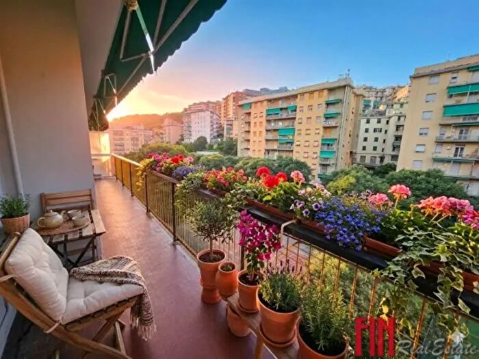 Appartamento trilocale in vendita in Via Borzoli, Genova