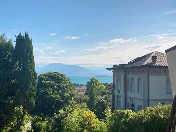 Appartamento con 6 locali in vendita in Desenzano Del Garda