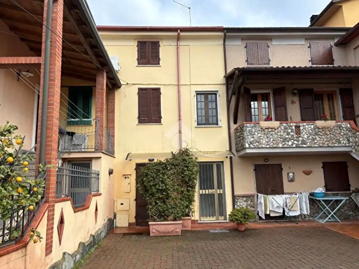 Casa trilocale in vendita in Via Novani, Massa
