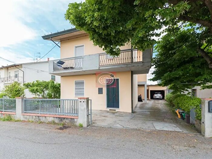 Casa con 10 locali in vendita in Cesena