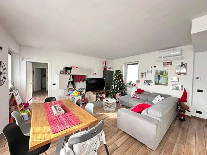 Casa con 6 locali in vendita in Villata