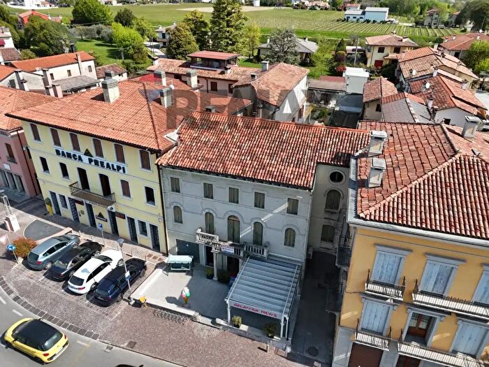 Casa con 16 locali in vendita in Piazza Vittorio Veneto E, Cappella Maggiore
