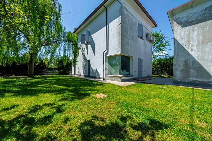 Casa con 8 locali in vendita in Via San Giacomo, Carpi