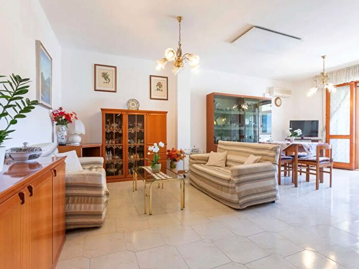 Appartamento quadrilocale in vendita in Via Pepe, Cagliari