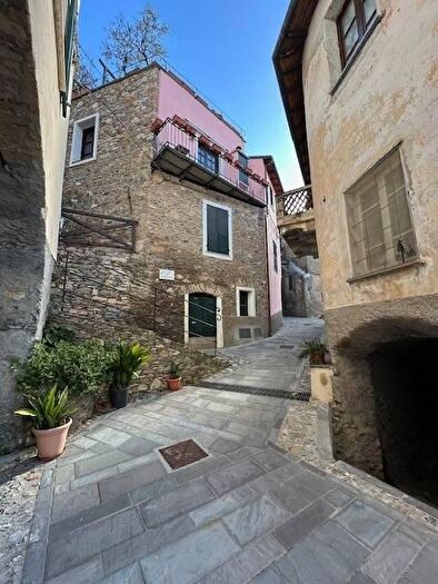 Casa con 8 locali in vendita in Via Maggiore, Castelvecchio Di Rocca Barbena