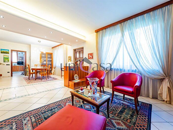 Casa quadrilocale in vendita in Via Zara, Meda