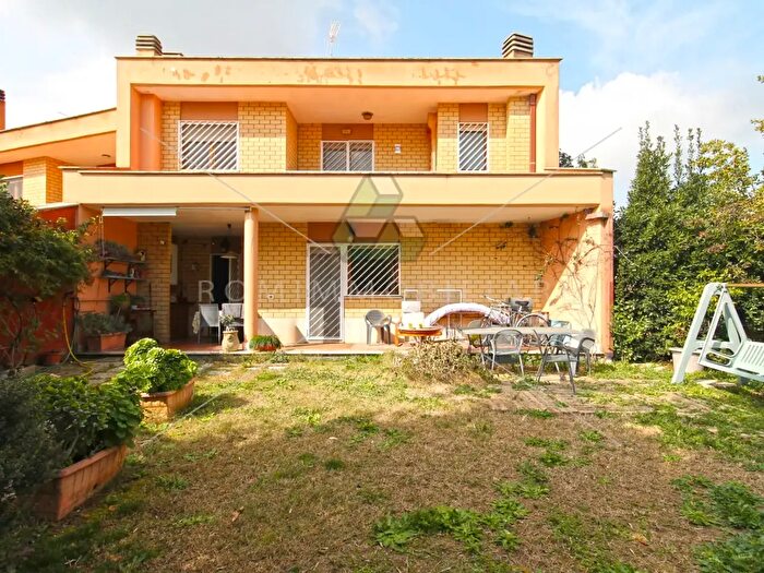 Casa quadrilocale in vendita in Via Vincenzo Irolli, Roma