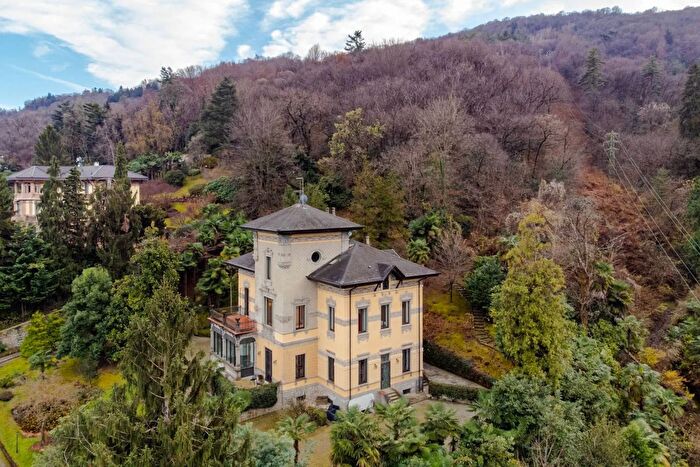 Casa con 10 locali in vendita in Via Lamberti, Stresa