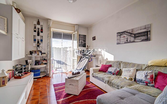 Appartamento trilocale in vendita in Via Besnate, Jerago Con Orago