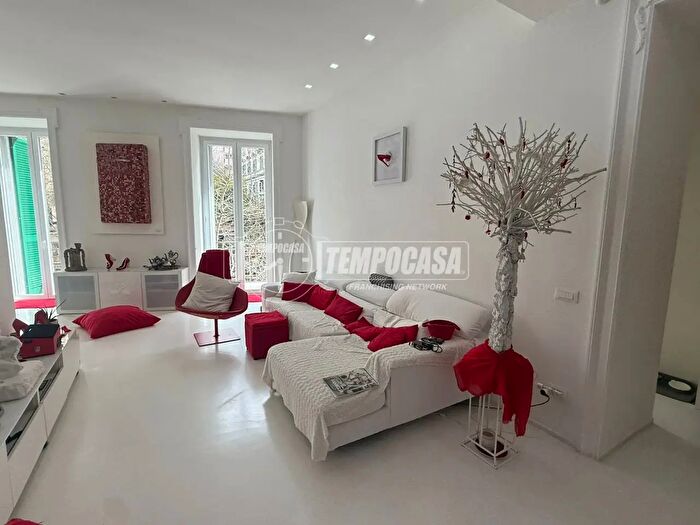 Appartamento con 5 locali in vendita in Napoli