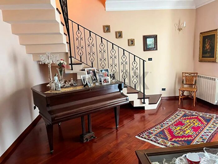 Appartamento con 12 locali in vendita in Favara