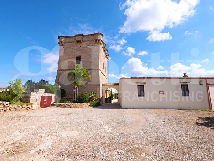 Casa con 11 locali in vendita in Ugento