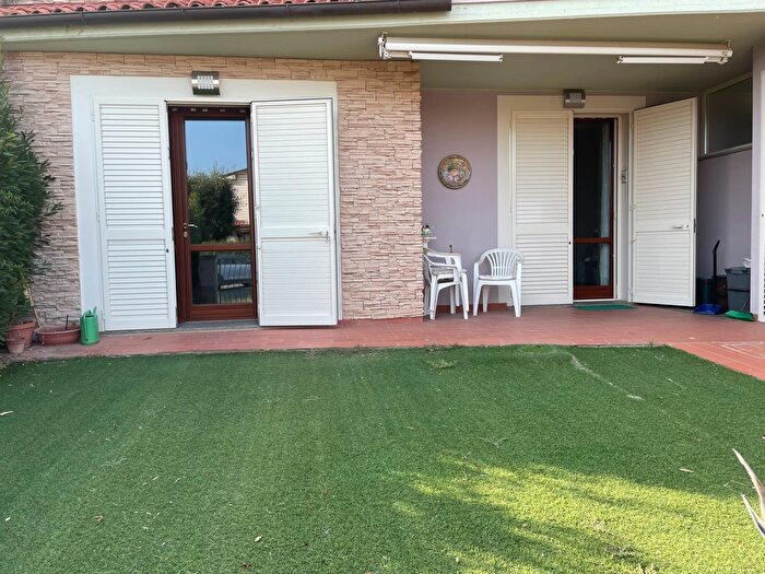 Casa bilocale in vendita in Via Paratino, Cecina