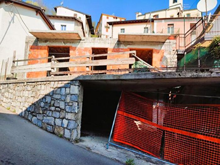 Casa quadrilocale in vendita in Via Giuseppe Verdi, Alta Valle Intelvi