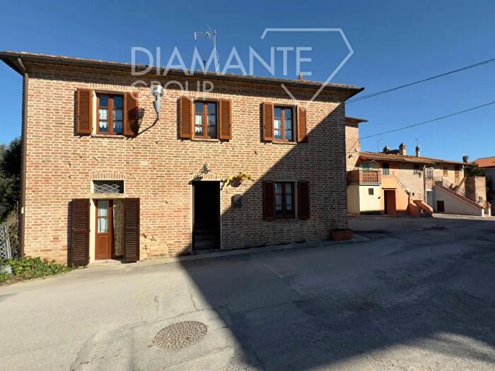Casa quadrilocale in vendita in Castiglione Del Lago