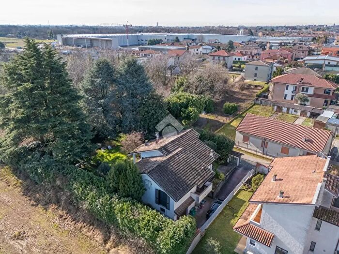 Casa quadrilocale in vendita in Via della Resistenza, Macherio