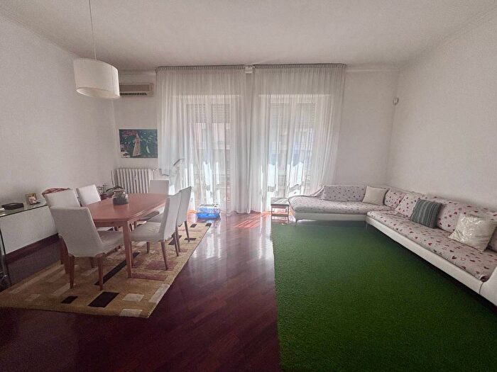 Appartamento trilocale in affitto in Viale Tunisia, Repubblica, Milano