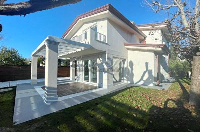 Casa con 6 locali in vendita in Via Francesco Carrara, Forte Dei Marmi