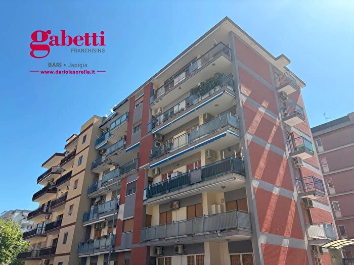 Appartamento quadrilocale in vendita in Via Daunia, Bari