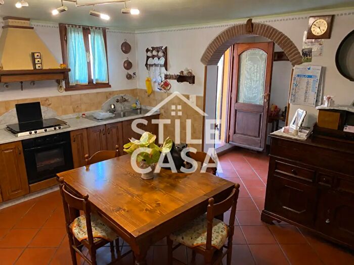 Casa con 8 locali in vendita in Buti Pi, Buti