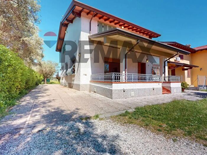 Casa con 8 locali in vendita in Pietrasanta
