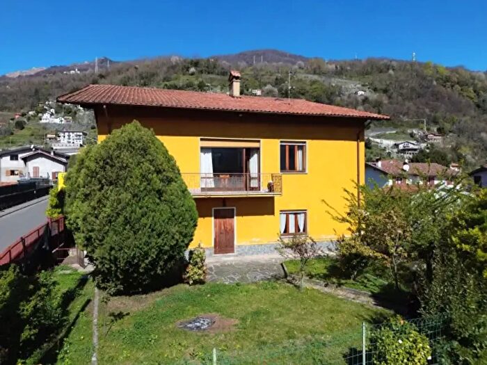 Casa con 6 locali in vendita in Piazza Matteri, Dongo