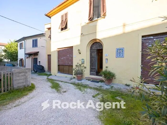 Casa con 6 locali in vendita in Via Palestro, Collesalvetti
