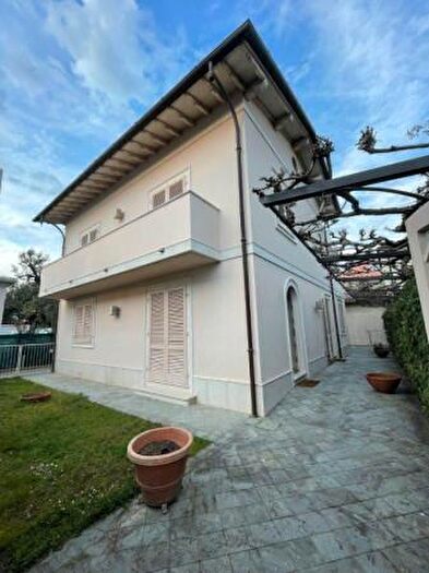 Casa con 6 locali in vendita in Via Benedetto Croce, Forte Dei Marmi