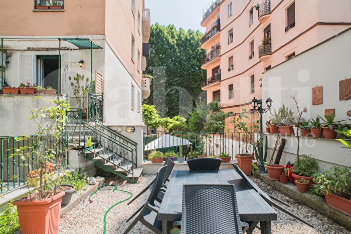 Appartamento con 5 locali in vendita in Via Poggio Moiano, Roma