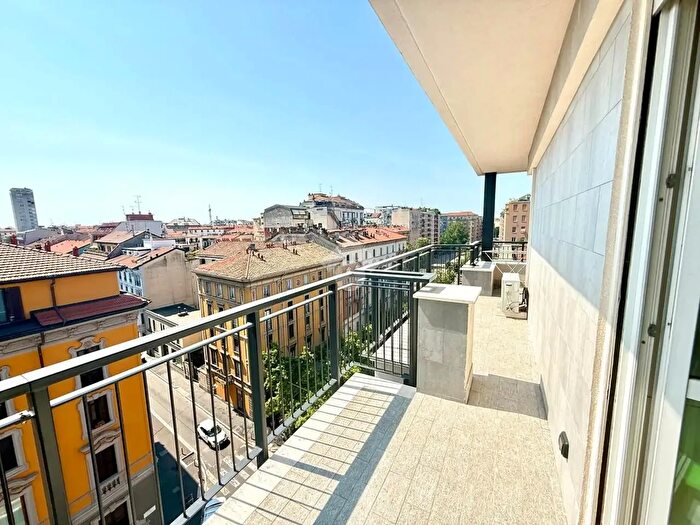 Appartamento quadrilocale in affitto in Via Olona, Milano