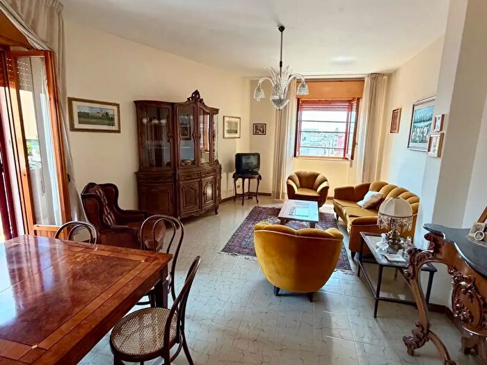 Appartamento con 7 locali in vendita in Via del Mercato, Castellaneta