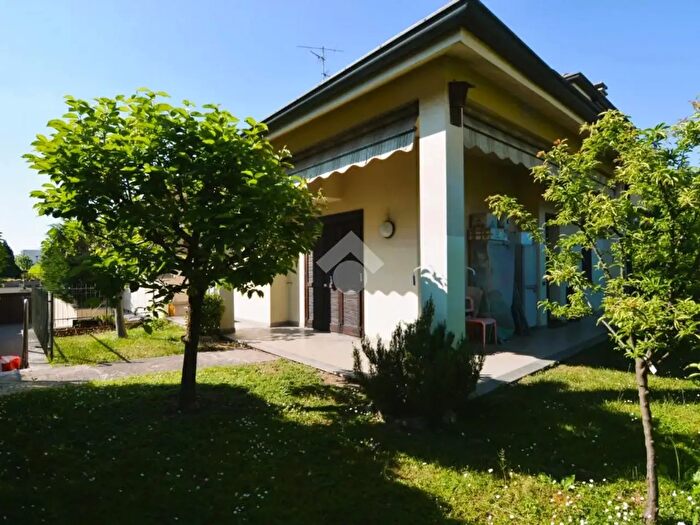 Casa con 5 locali in vendita in Via EDe Amicis, Bernareggio